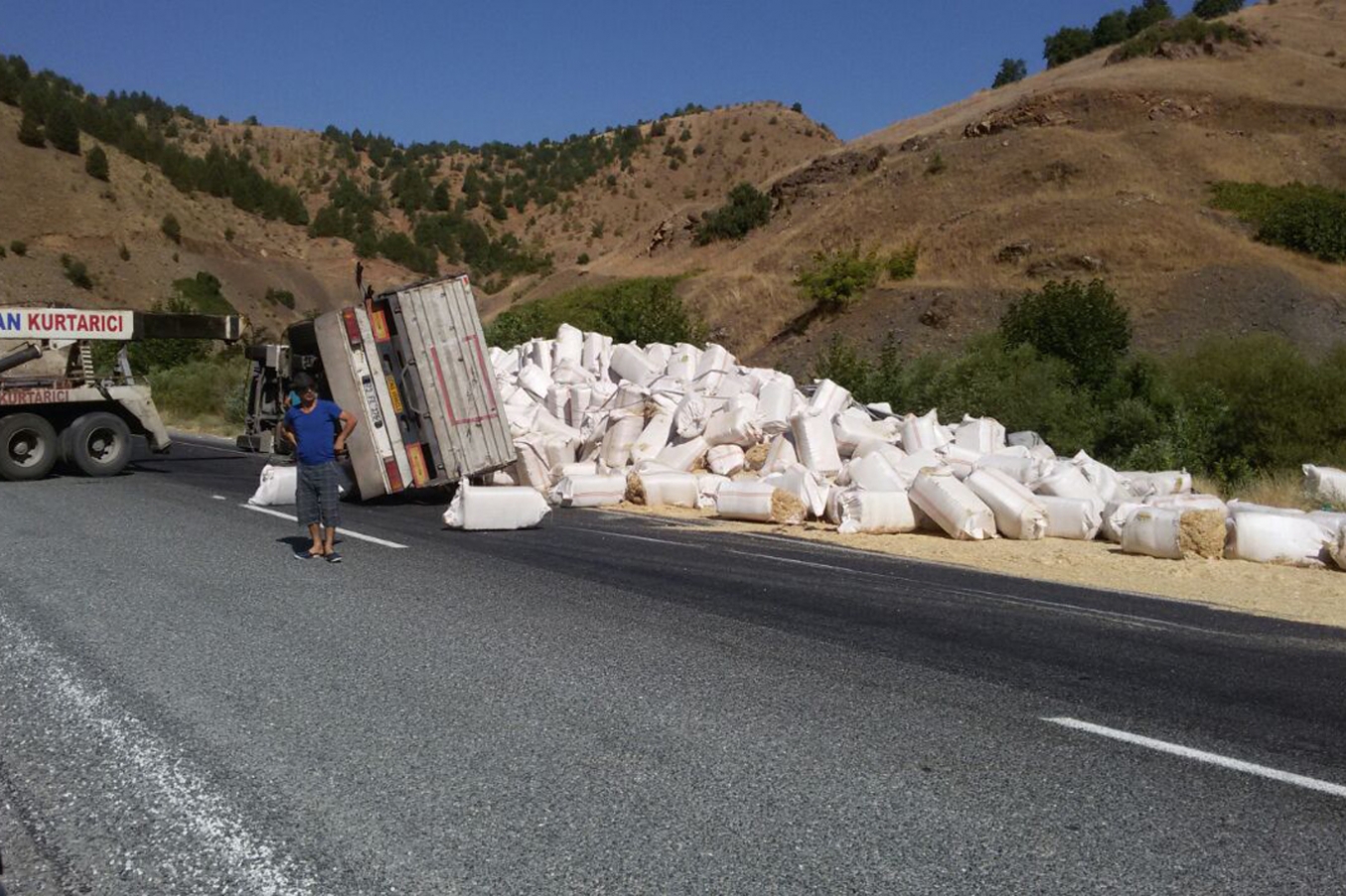 Elazığ’da saman yüklü kamyon devrildi Elazığ’da saman yüklü kamyon devrildi